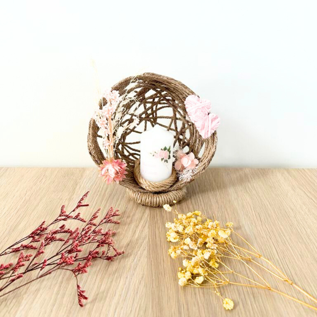 Composition Florale avec Bougie - Centre de table de Baptême Personnalisée