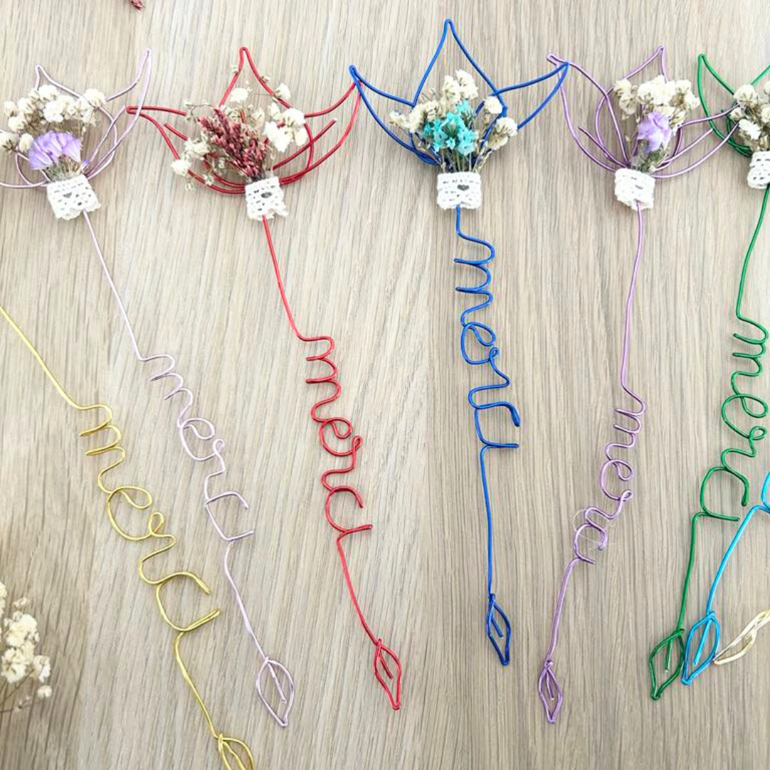 Marque-Page Personnalisé – Fleurs Séchées & Fil Métal – Annonce de Grossesse Émouvante