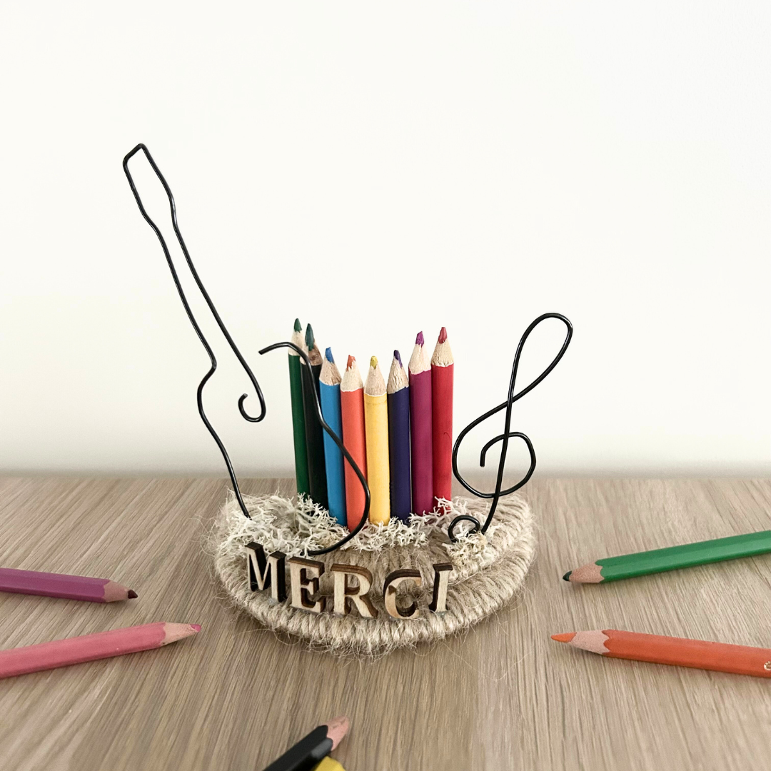Décoration de Table Mariage – Crayons "Merci" Thème Musique – Pièce Artisanale Personnalisable