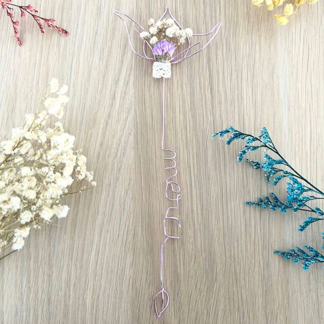 Marque-Page Personnalisé en Fleurs Séchées & Fil Métal - Cadeau Anniversaire Adulte