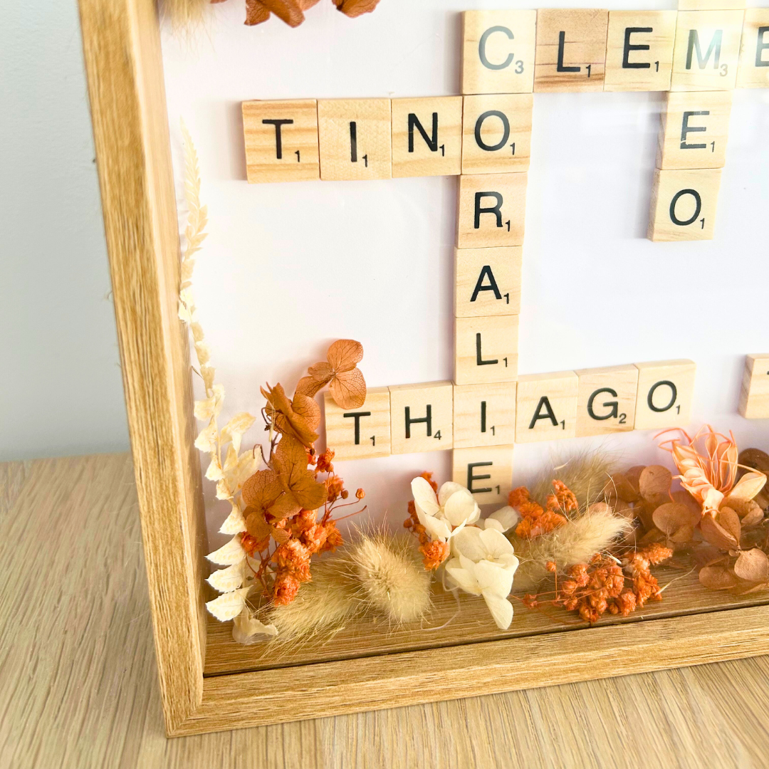 Cadre Scrabble Personnalisé avec Prénoms & Fleurs Séchées – Cadeau d’Anniversaire Unique
