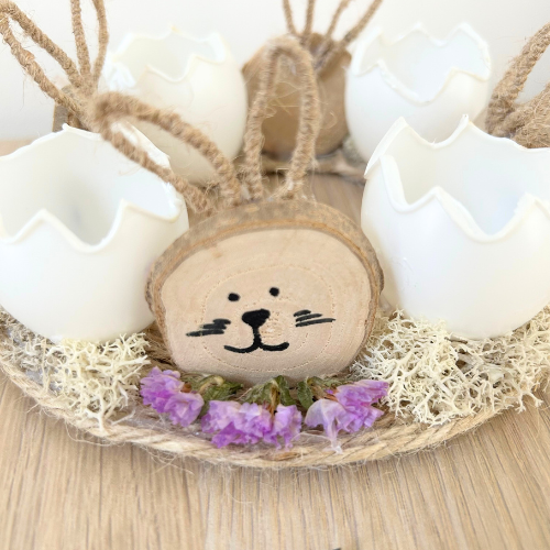 Centre de table de Pâques – Lapins en bois & œufs décoratifs