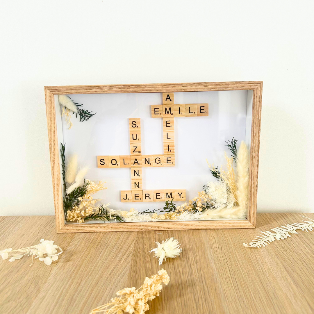 Cadre Scrabble Personnalisé Prénoms & Fleurs Séchées – Le Plaisir d’Offrir