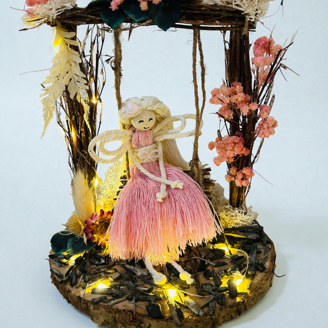 Fée Lumineuse Personnalisée sur Balançoire – Cadeau Poétique à Offrir