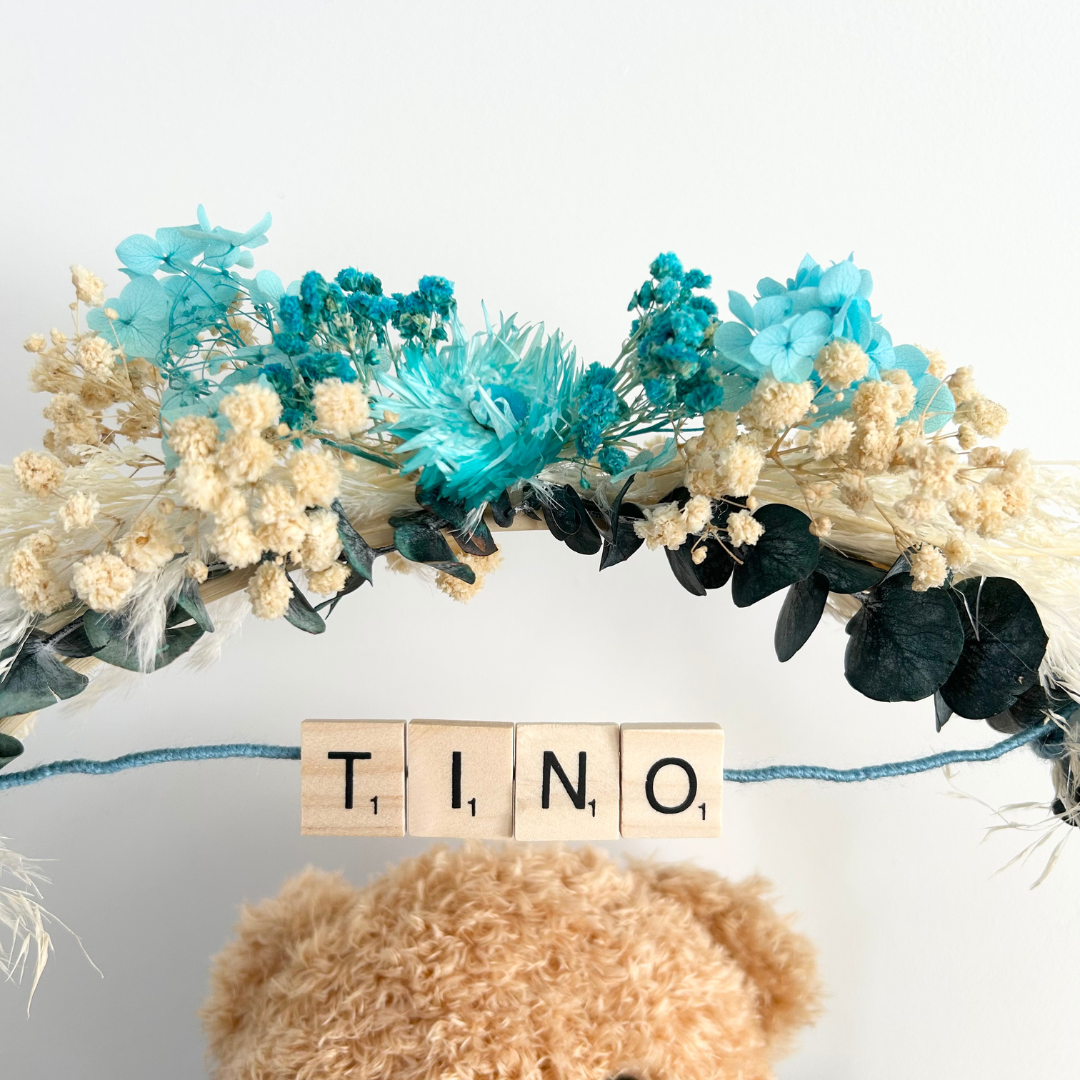 Centre de table en bois avec ourson et fleurs séchées personnalisables – Idéal pour baptême & anniversaire
