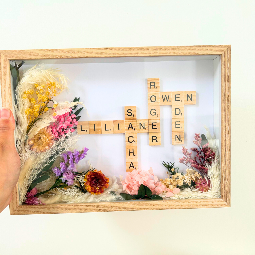 Cadre Scrabble Personnalisé Prénoms & Fleurs Séchées – Le Plaisir d’Offrir