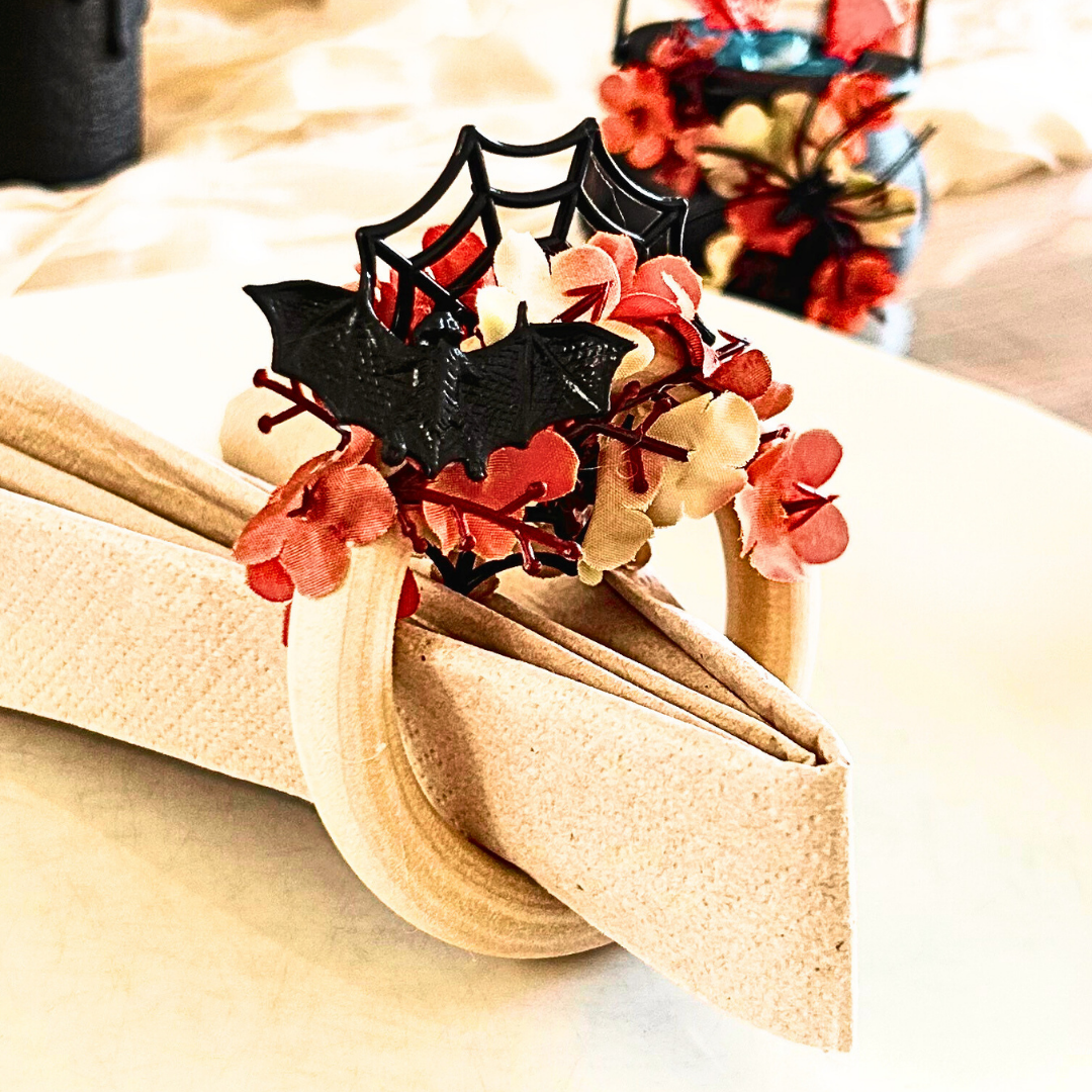 Rond de Serviette Halloween en Bois – Fleurs Artificielles, Toile d’Araignée & Chauve-Souris