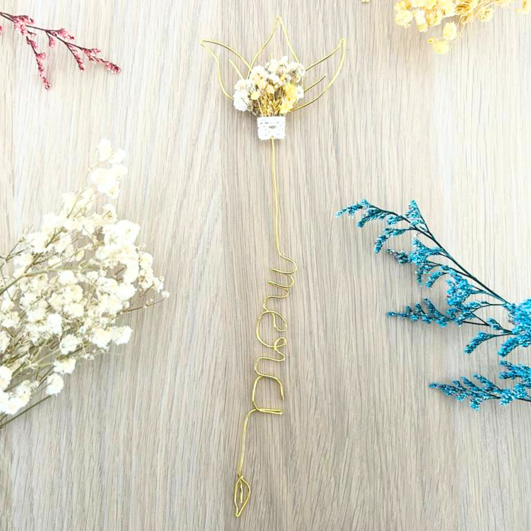 Marque-Page Personnalisé en Fil Métal & Fleurs Séchées - Cadeau Invité Baptême