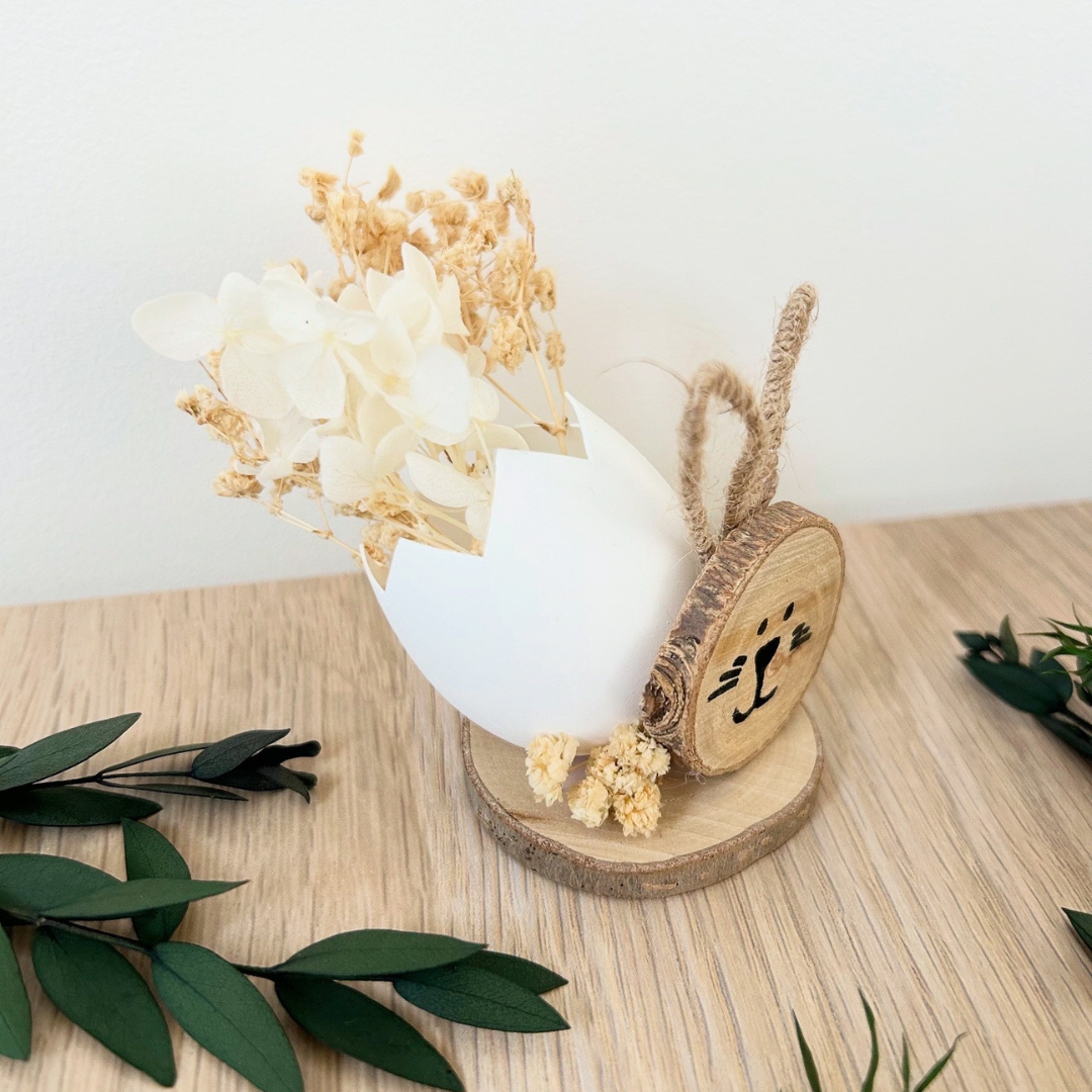 Décoration de table – Lapin en bois avec fleurs séchées