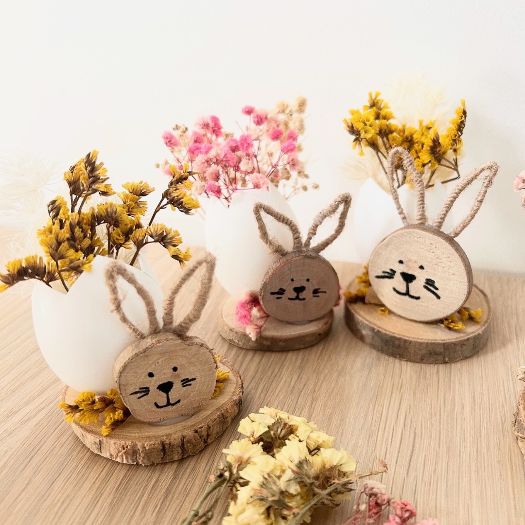 Décoration de table – Lapin en bois avec fleurs séchées