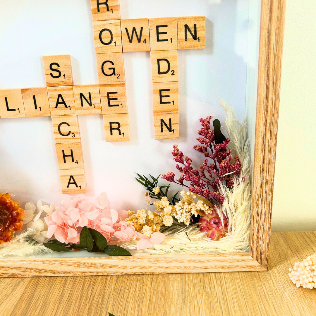 Cadre Scrabble Personnalisé Prénoms & Fleurs Séchées – Le Plaisir d’Offrir