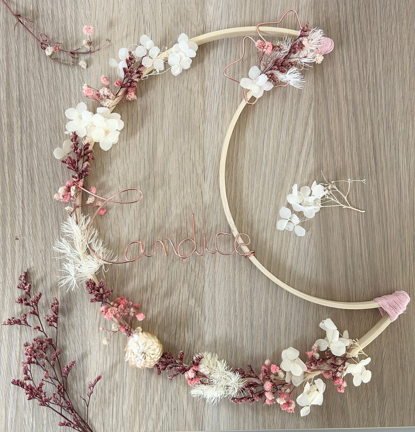 Suspension florale personnalisée – Une création douce et poétique pour un baptême