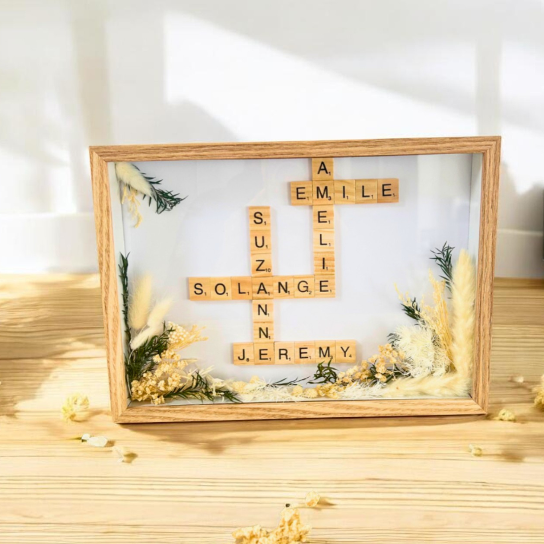 Cadre Scrabble Personnalisé avec Prénoms & Fleurs Séchées – Cadeau Fête des Mères