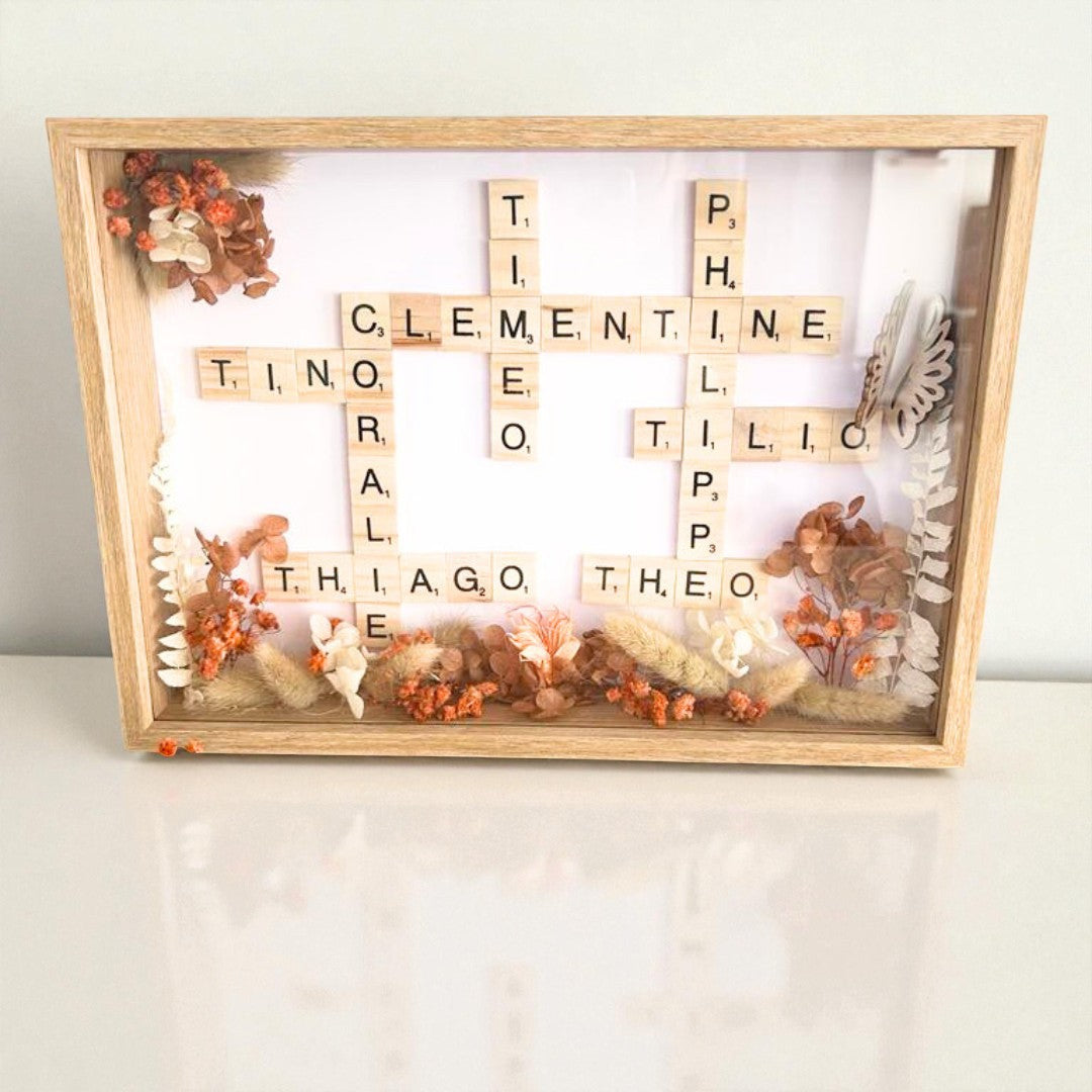 Cadre Scrabble Personnalisé Prénoms & Fleurs Séchées – Le Plaisir d’Offrir