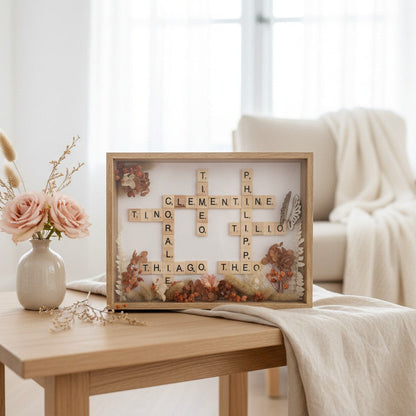 Cadre Scrabble personnalisé avec prénoms et fleurs séchées – cadeau fête des mères
