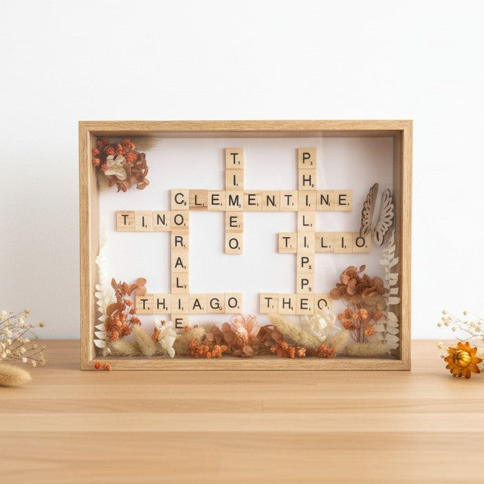 Cadre Scrabble personnalisé avec prénoms et fleurs séchées – cadeau personnalisé fait main