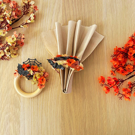 Rond de Serviette Halloween en Bois – Fleurs Artificielles, Toile d’Araignée & Chauve-Souris