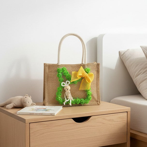 Sac de Pâques personnalisé en jute – lapin macramé & fleurs