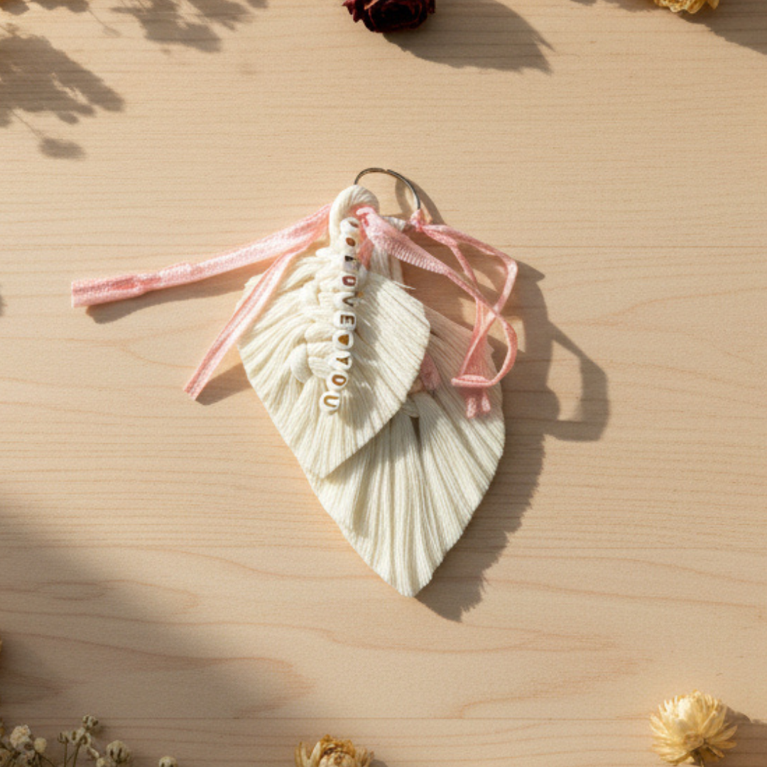 Porte-Clé Personnalisé en Macramé – Doubles Feuilles, Ruban & Lettres en Perles