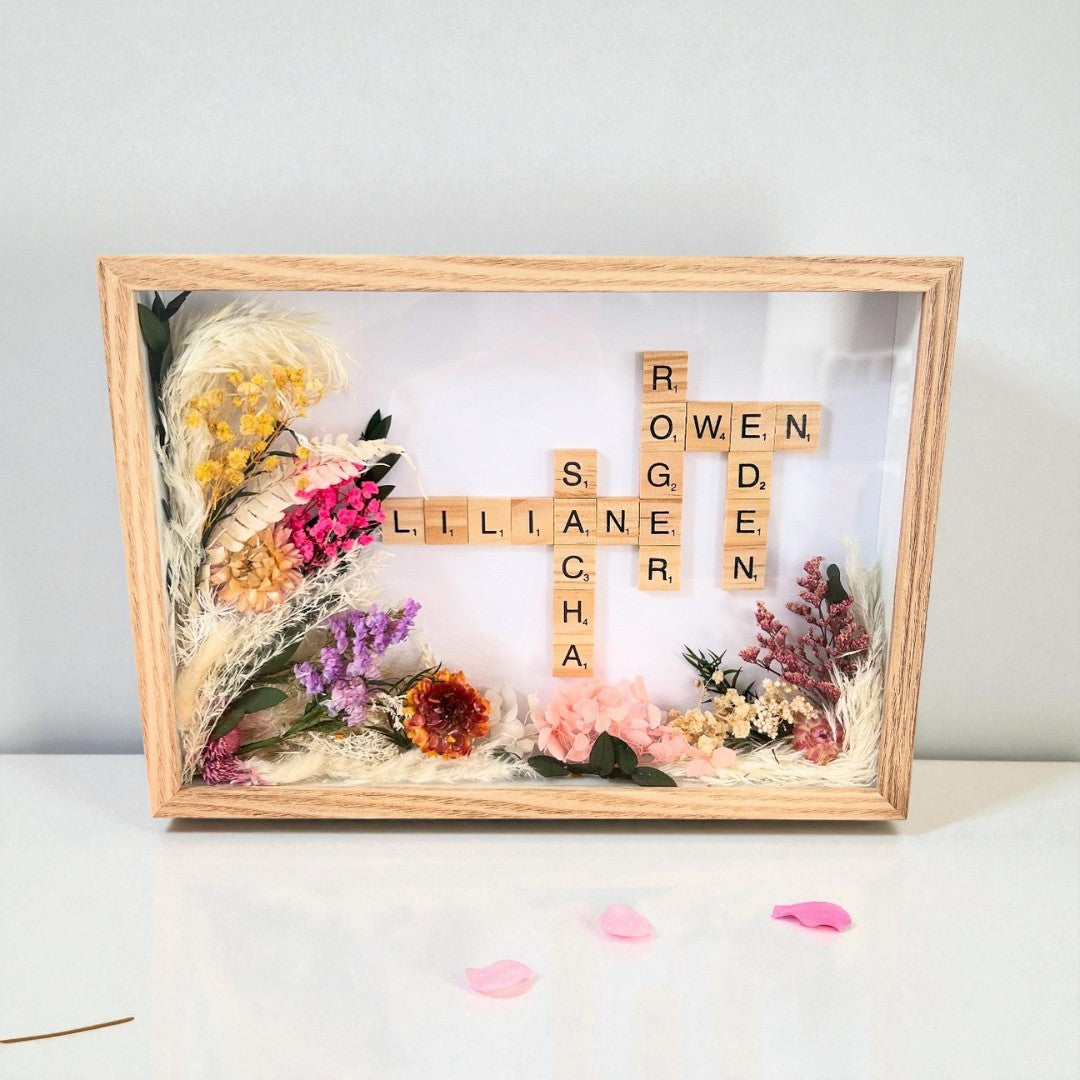 Cadre Scrabble Personnalisé Prénoms & Fleurs Séchées – Le Plaisir d’Offrir