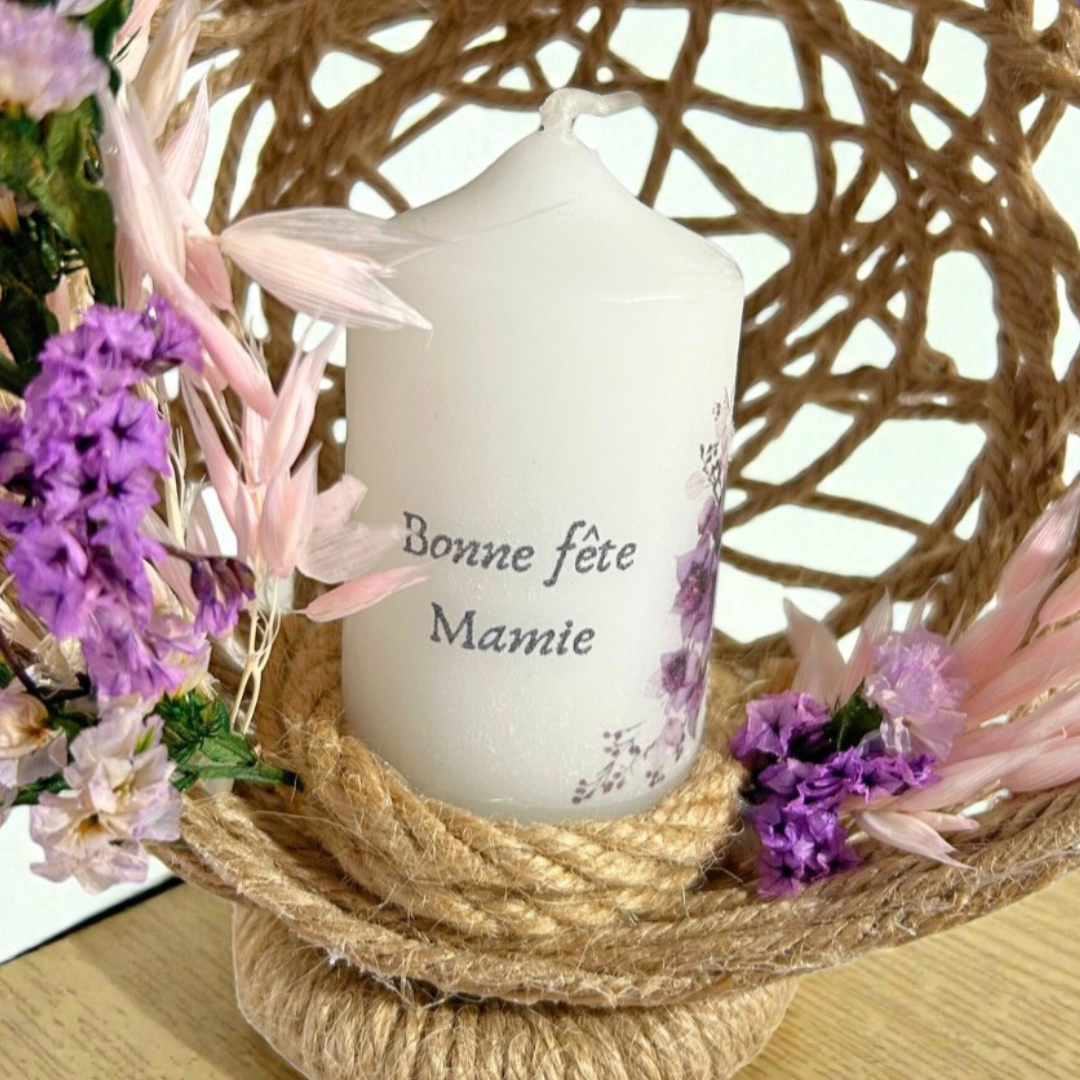 Composition florale personnalisée avec bougie – Cadeau Fête des Grand-Mères unique