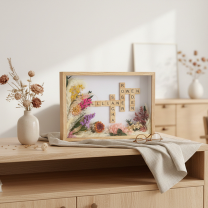 Cadre Scrabble personnalisé avec prénoms et fleurs séchées – cadeau personnalisé fait main