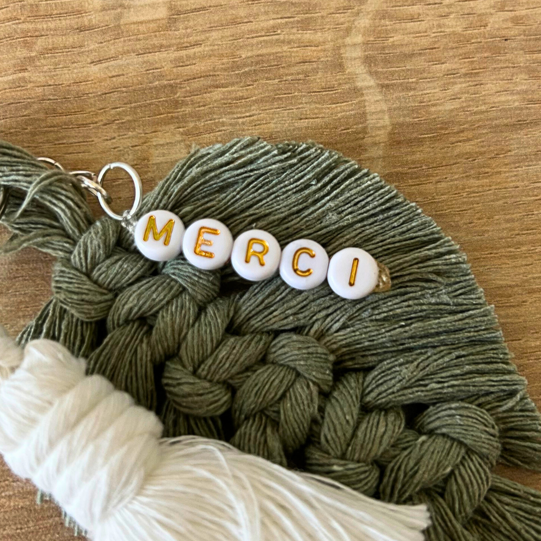 Porte-clé personnalisé macramé – cadeau invités anniversaire avec prénom