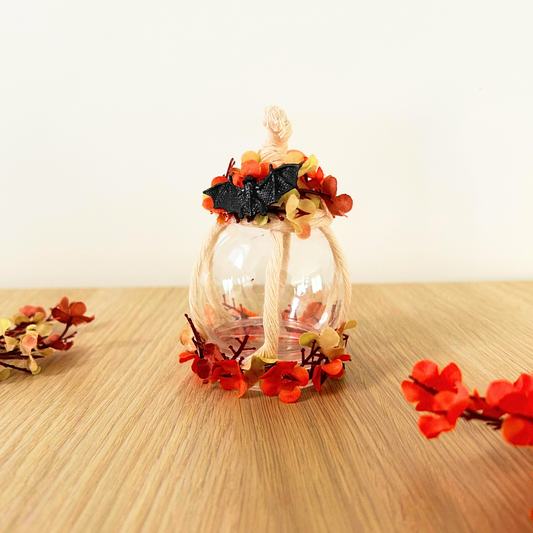 Citrouille Décorative avec Fleurs Artificielles & Chauve-Souris – Boule en Plastique 11 x 6.5 cm