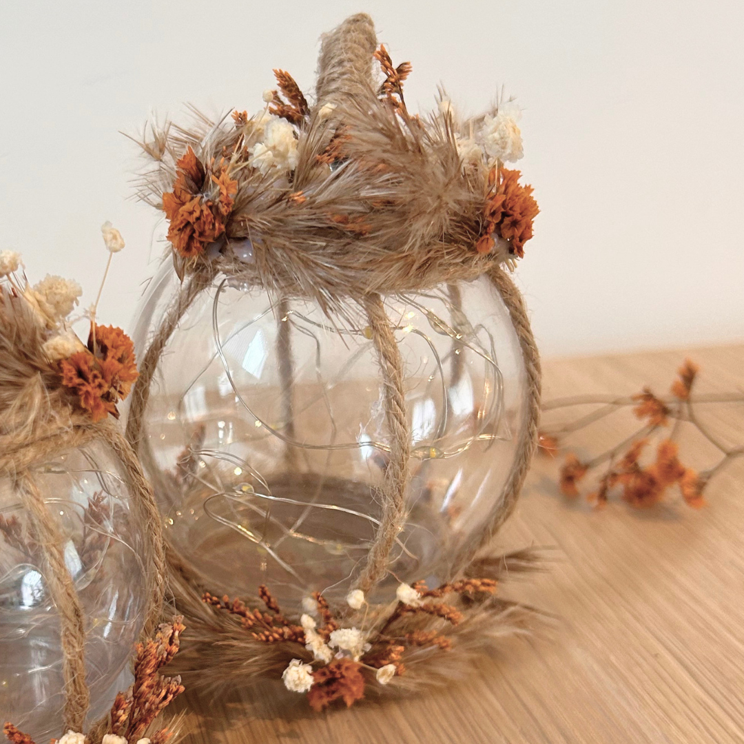 Citrouille Lumineuse Décorative – Fleurs Séchées Marron, Beige & Blanc – Déco Automne & Halloween