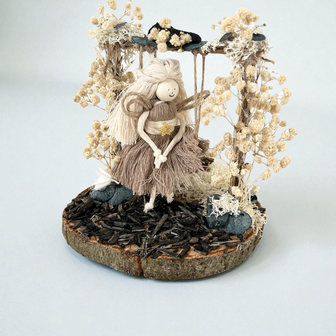 Fée Lumineuse Personnalisée sur Balançoire – Cadeau Poétique à Offrir