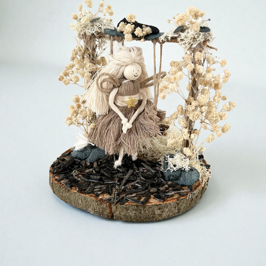 Fée Lumineuse Personnalisée sur Balançoire – Cadeau Poétique à Offrir