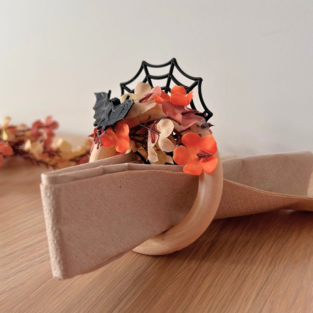 Rond de Serviette Halloween en Bois – Fleurs Artificielles, Toile d’Araignée & Chauve-Souris