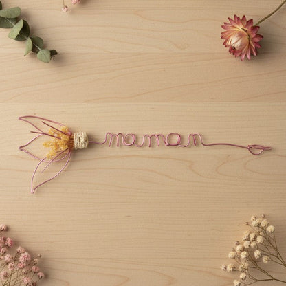 Marque-place baptême personnalisé en fil d’aluminium et fleurs séchées – décoration de table