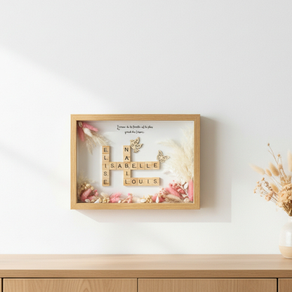 Cadre Scrabble personnalisé avec prénoms et fleurs séchées – cadeau personnalisé fait main