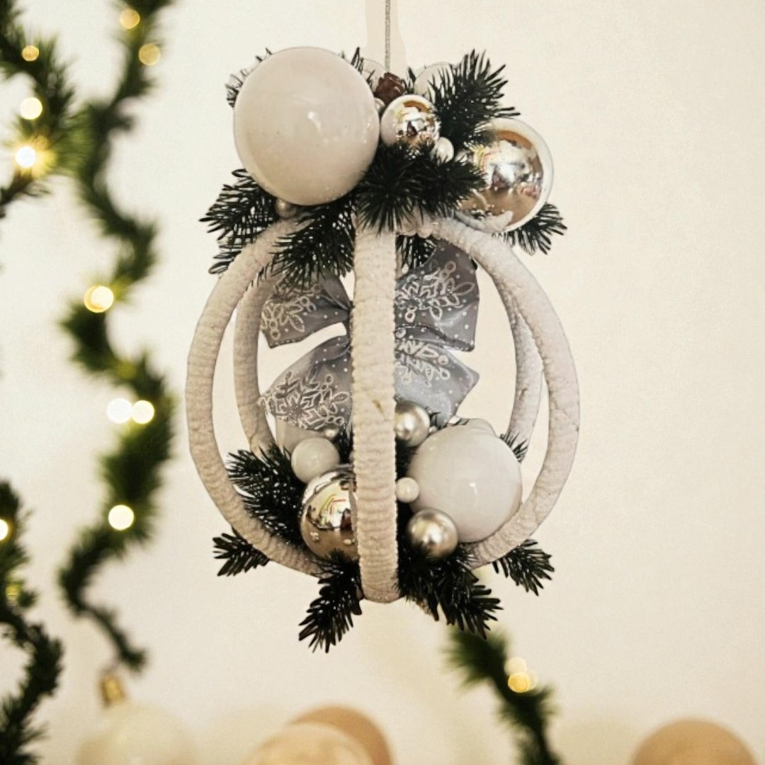Grande Boule de Noël Lumineuse – Création Artisanale en Bambou et Laine