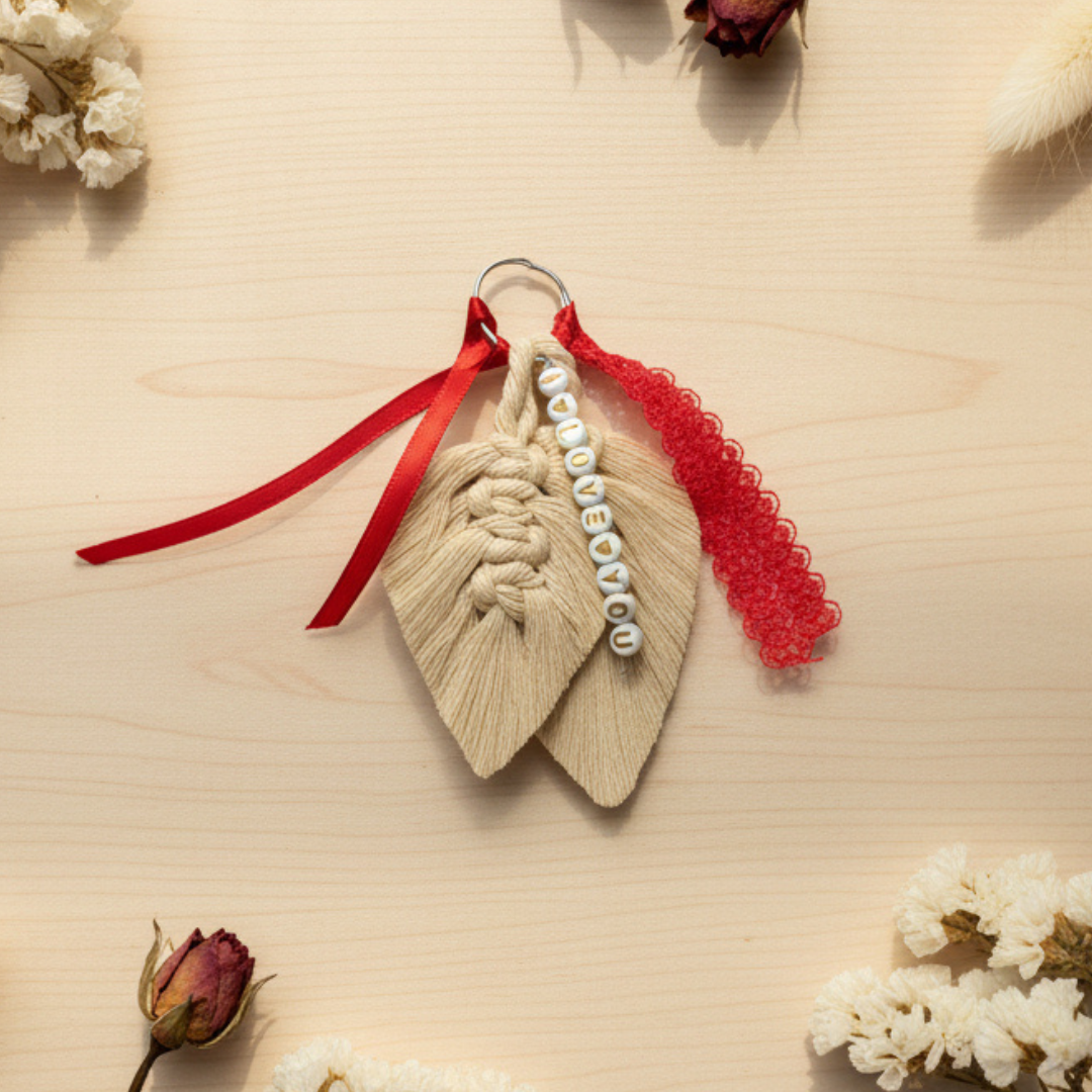 Porte-Clé Personnalisé en Macramé – Doubles Feuilles, Ruban & Lettres en Perles