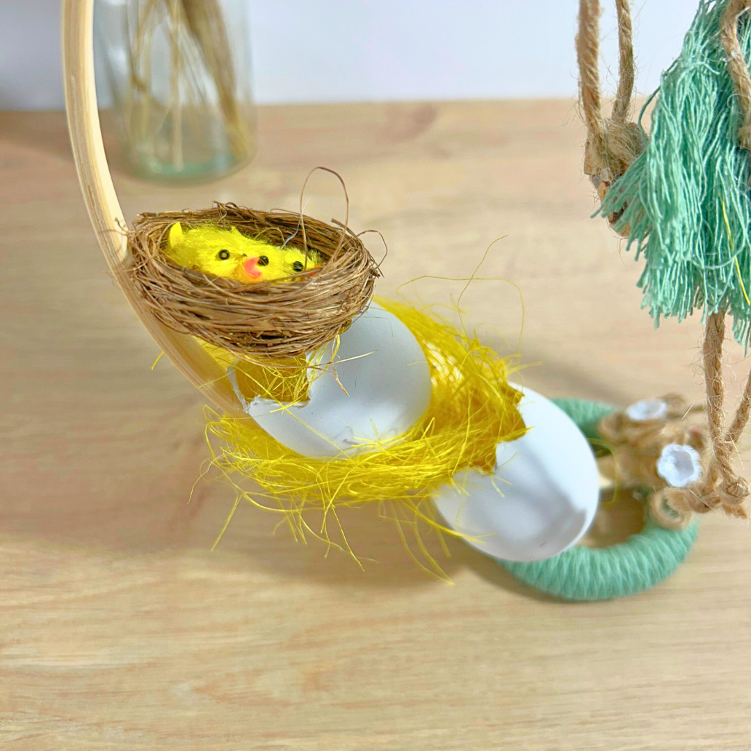 Centre de table de Pâques – lapin macramé sur balançoire & cercle en bois