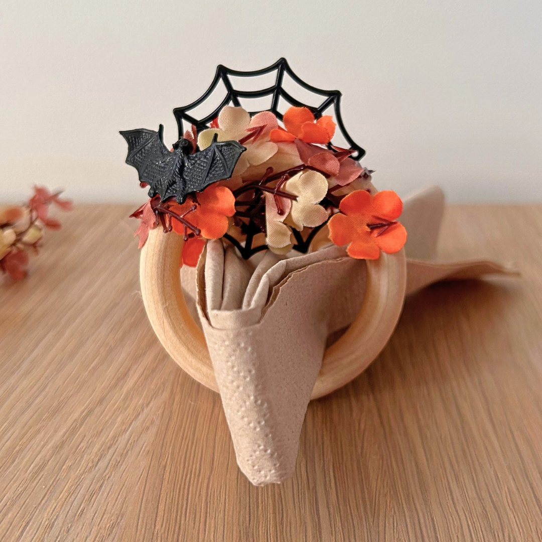 Rond de Serviette Halloween en Bois – Fleurs Artificielles, Toile d’Araignée & Chauve-Souris