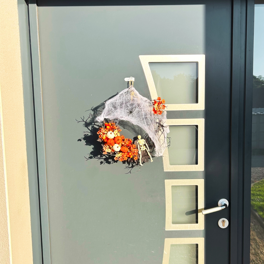 Couronne Halloween – Fleurs, Citrouilles, Squelette & Araignées – Déco de porte