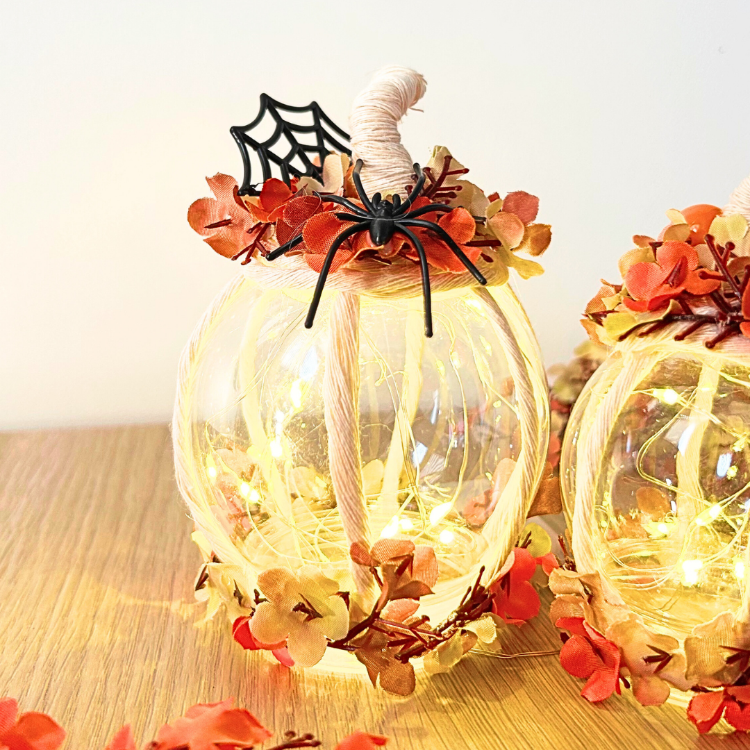 Citrouille Lumineuse Halloween – Décoration de Table avec Fleurs Artificielles