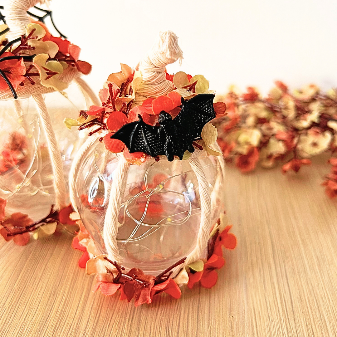 Citrouille Lumineuse Halloween – Décoration de Table avec Fleurs Artificielles