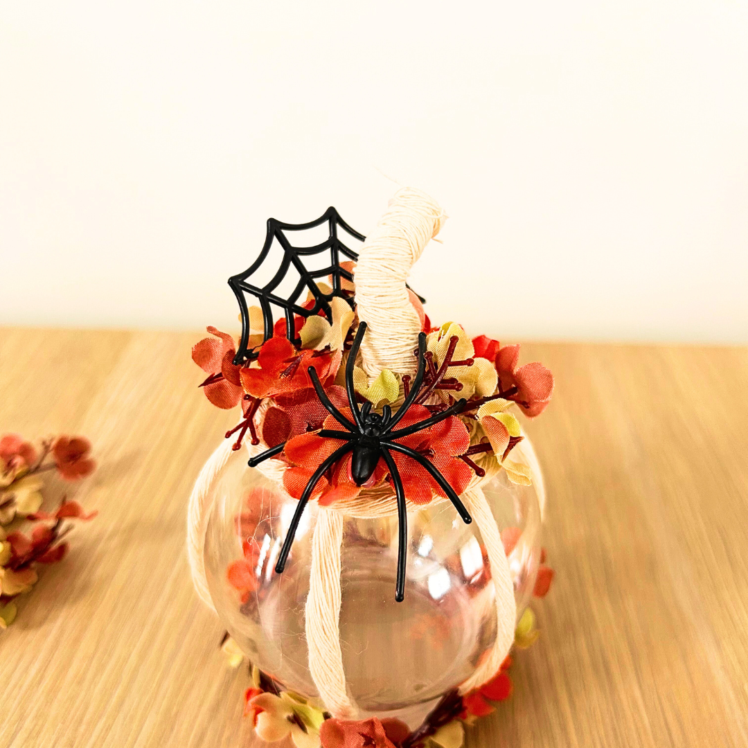 Citrouille Décorative avec Fleurs Artificielles – Boule en Plastique 12.5 x 8 cm