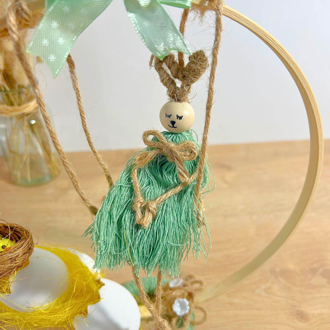 Centre de table de Pâques – lapin macramé sur balançoire & cercle en bois