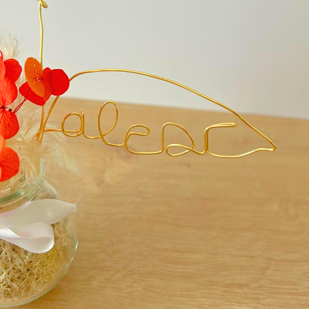 Centre de table anniversaire fleurs séchées – bouquet personnalisé avec prénom ou cœur