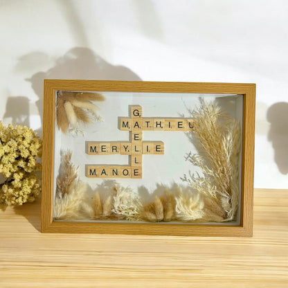 Cadre Scrabble personnalisé avec prénoms et fleurs séchées – cadeau personnalisé fait main