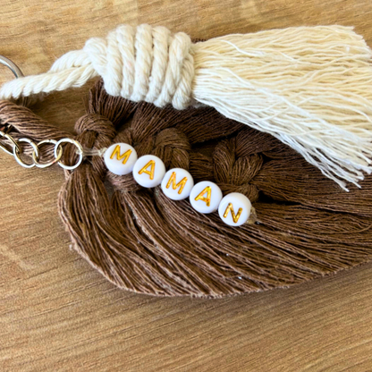 Porte-clé personnalisé macramé – pompon & feuille avec prénom en perles