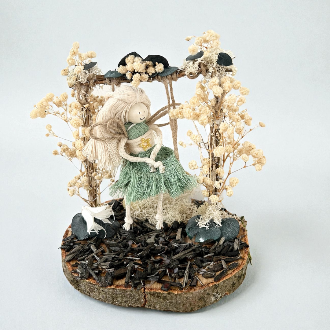 Fée Lumineuse Personnalisée sur Balançoire – Cadeau Poétique à Offrir