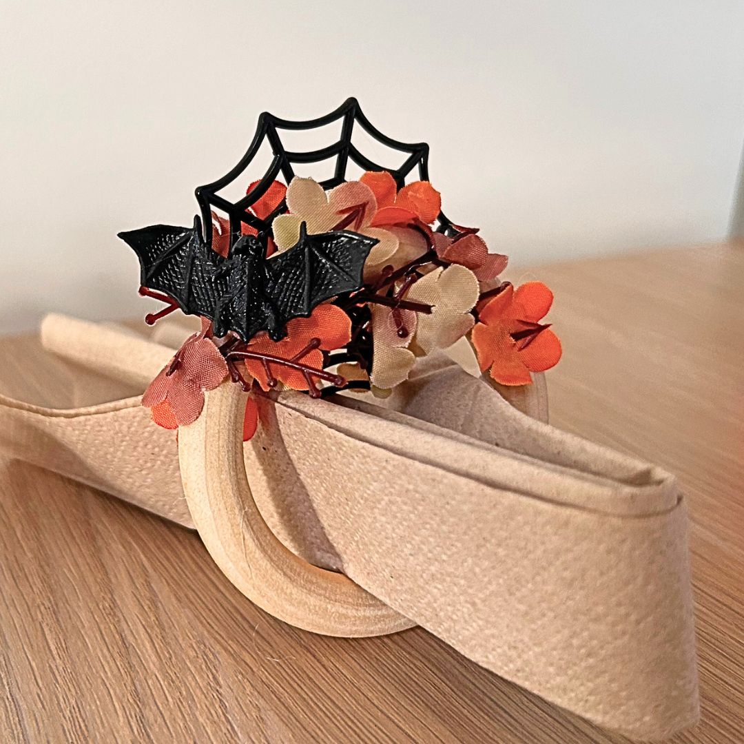 Rond de Serviette Halloween en Bois – Fleurs Artificielles, Toile d’Araignée & Chauve-Souris