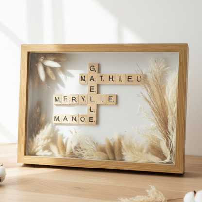 Cadre Scrabble personnalisé avec prénoms et fleurs séchées – cadeau personnalisé fait main