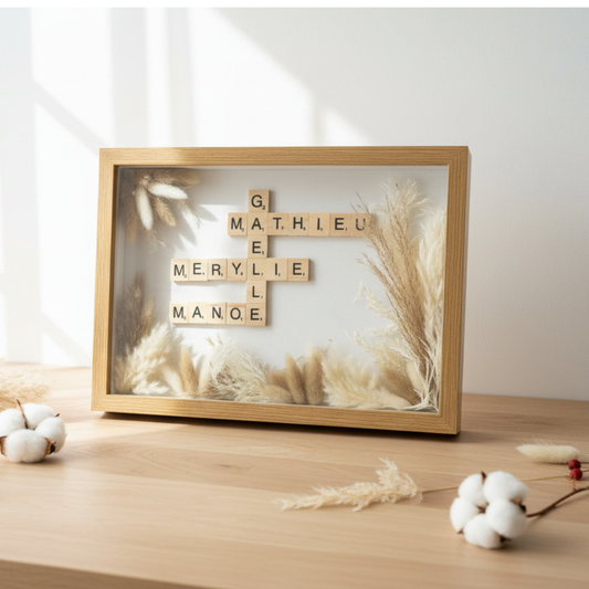 Cadre Scrabble Personnalisé Prénoms & Fleurs Séchées – Le Plaisir d’Offrir